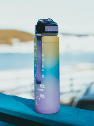 ADHD-friendly water bottle with hourly tracking lines and pastel color